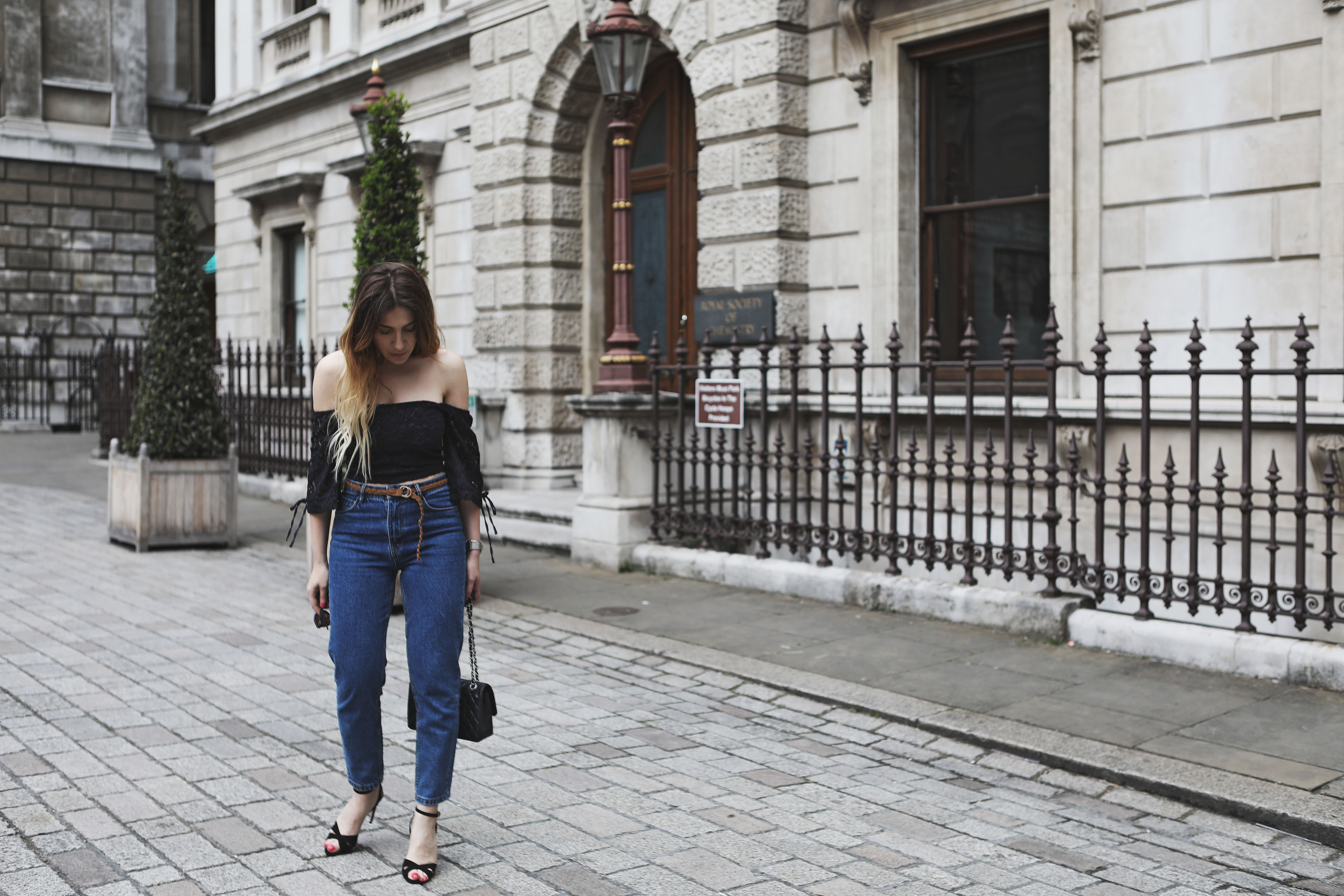 10 Different Ways To Style Mom Jeans - Society19 UK
